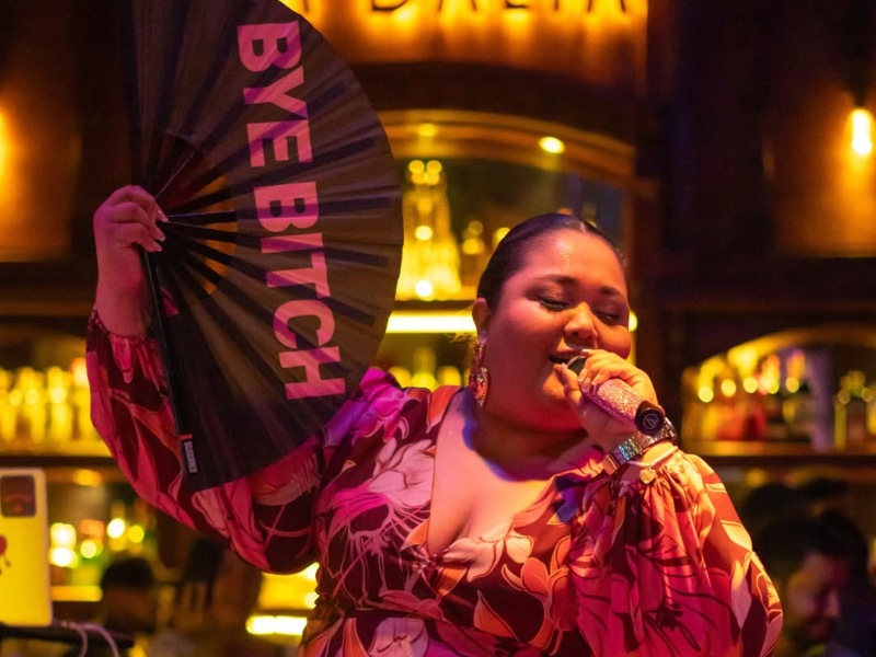 Grace Zelaya, conocida como «La que canta», convierte la música en un refugio emocional para su público.