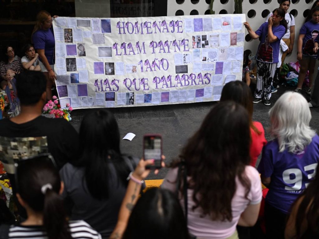 Admiradores de distintas edades se reunieron para rendir homenaje al artista británico y recordar su legado musical.