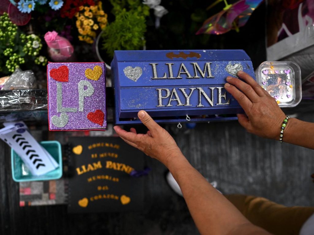 Entre lágrimas y sonrisas, los admiradores compartieron anécdotas y recuerdos de Liam Payne, agradeciendo la huella que dejó con su música.