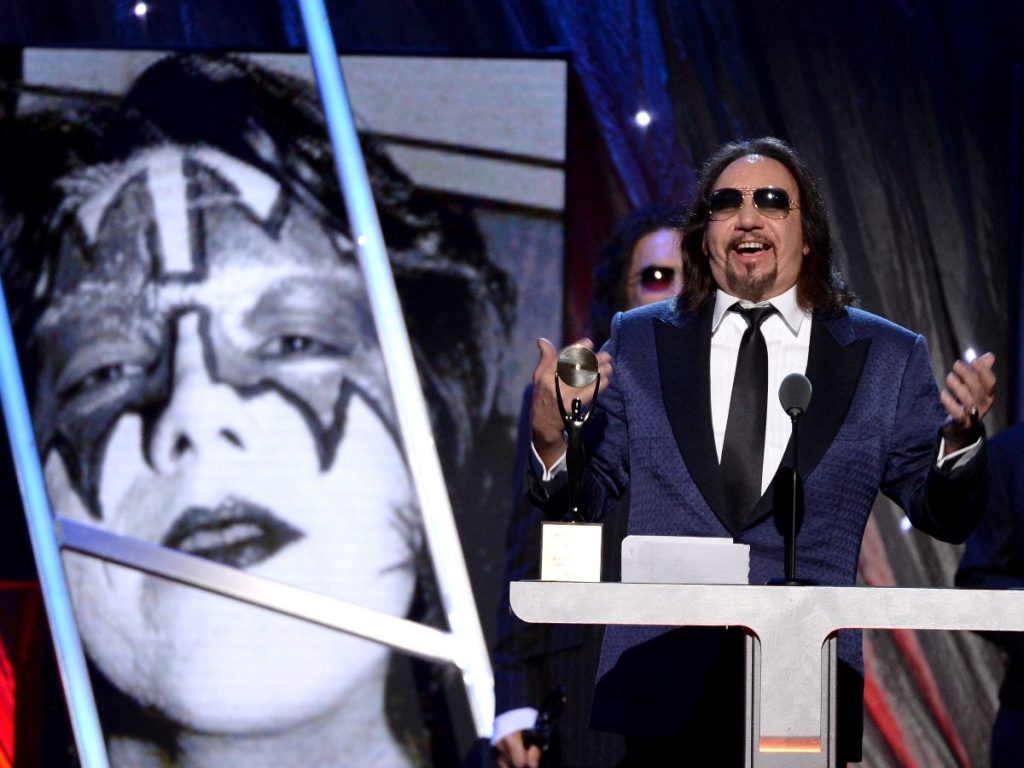 Ace Frehley, guitarrista de Kiss cuando la banda fue ingresada en el Salón de la Fama del Rock. Foto AFP 