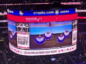 “El sombrero azul” sonó en la NHL y emocionó a los salvadoreños