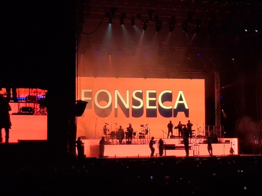 El cantante colombiano apareció entre luces y aplausos, marcando el inicio de una noche llena de ritmo y emoción.