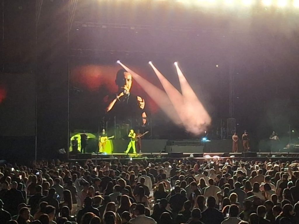 Con una producción colorida y luminosa, Fonseca transportó a los presentes a un recorrido por su carrera musical.