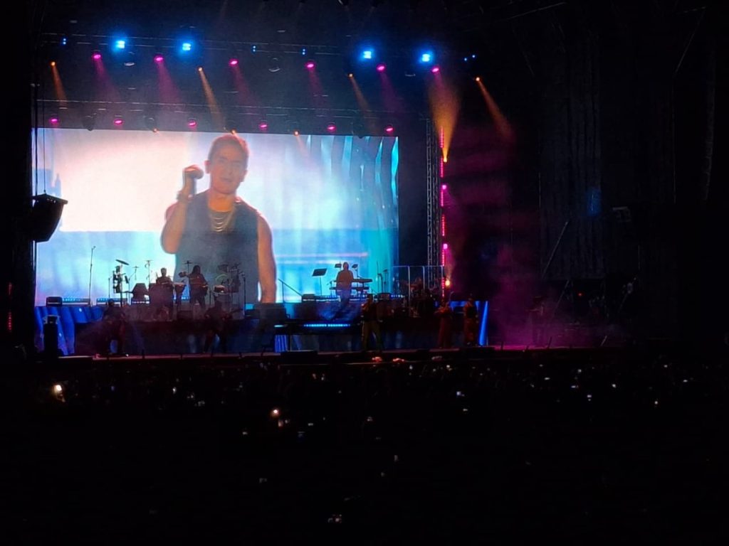 Durante “Nunca me fui”, tema nominado a los Latin Grammy 2025, el público coreó de principio a fin.