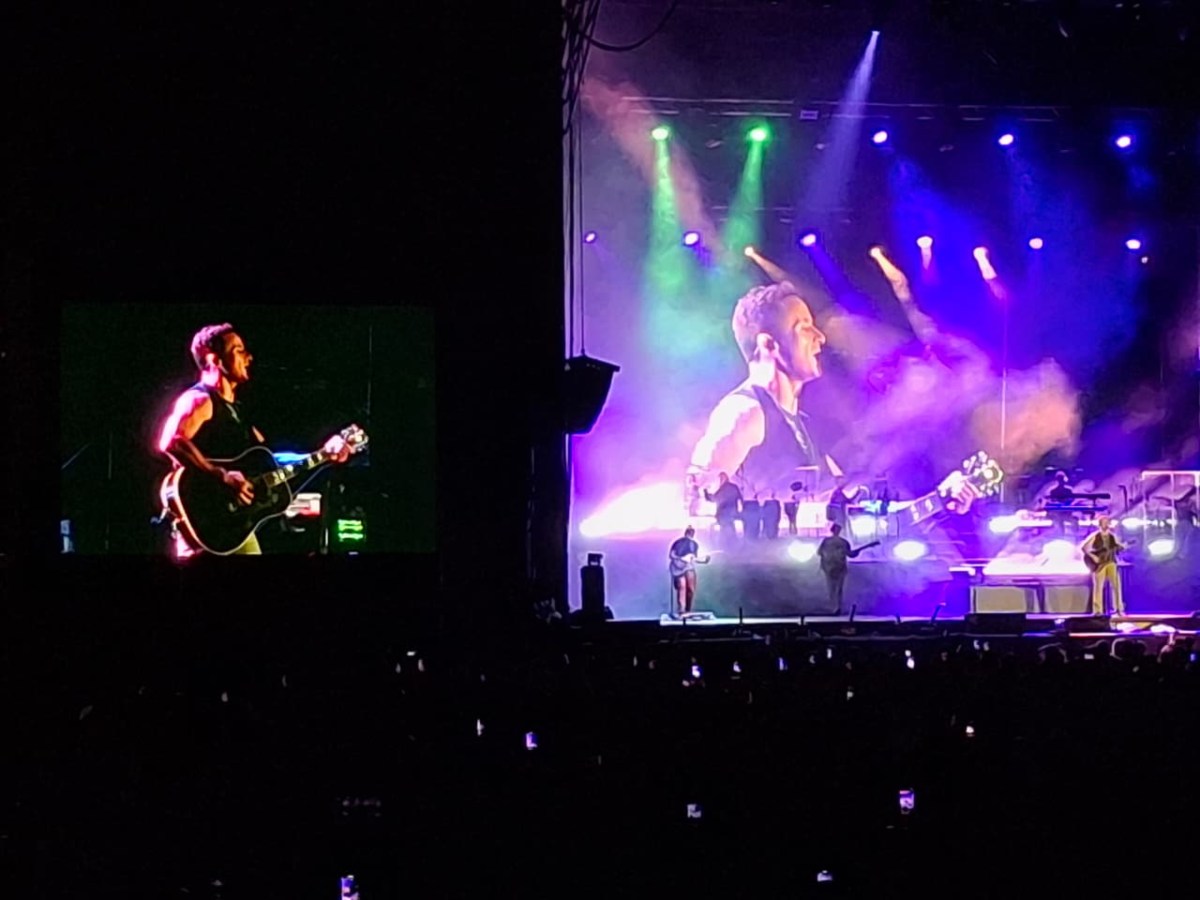 Fonseca abrió su concierto en San Salvador con “Eres mi sueño”, desatando la euforia del público.