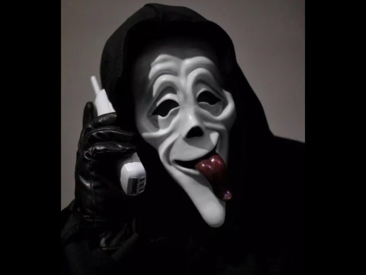 El filtro de IA coloca a Ghostface detrás tuyo en una escena inspirada en la saga Scream.