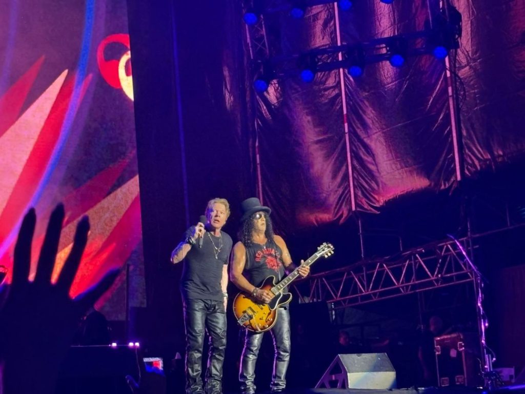 La primera vez que Guns N’ Roses tocó en El Salvador fue el 11 de abril de 2010, en el Estadio Cuscatlán en su gira “Chinese Democracy Tour”.