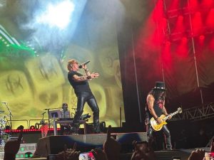 La banda comenzó en punto de las 8:00 de la noche y desde el inicio, el público estalló en euforia al escuchar la canción que abrió el concierto que fue la mítica Welcome to the Jungle