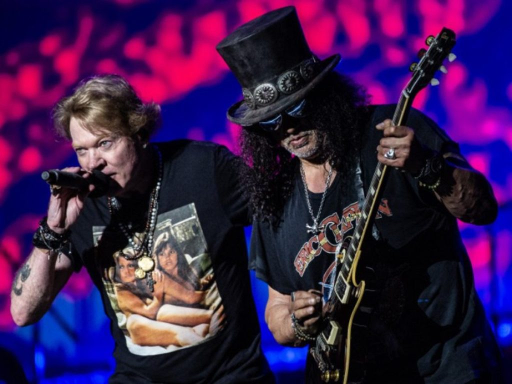 Axl Rose (Izq.), voz líder de Guns N' Roses, junto al guitarrista Saul Hudson, conocido artísticamente como Slash, durante un concierto de la banda en Dinamarca, en 2023. / Foto Archivo