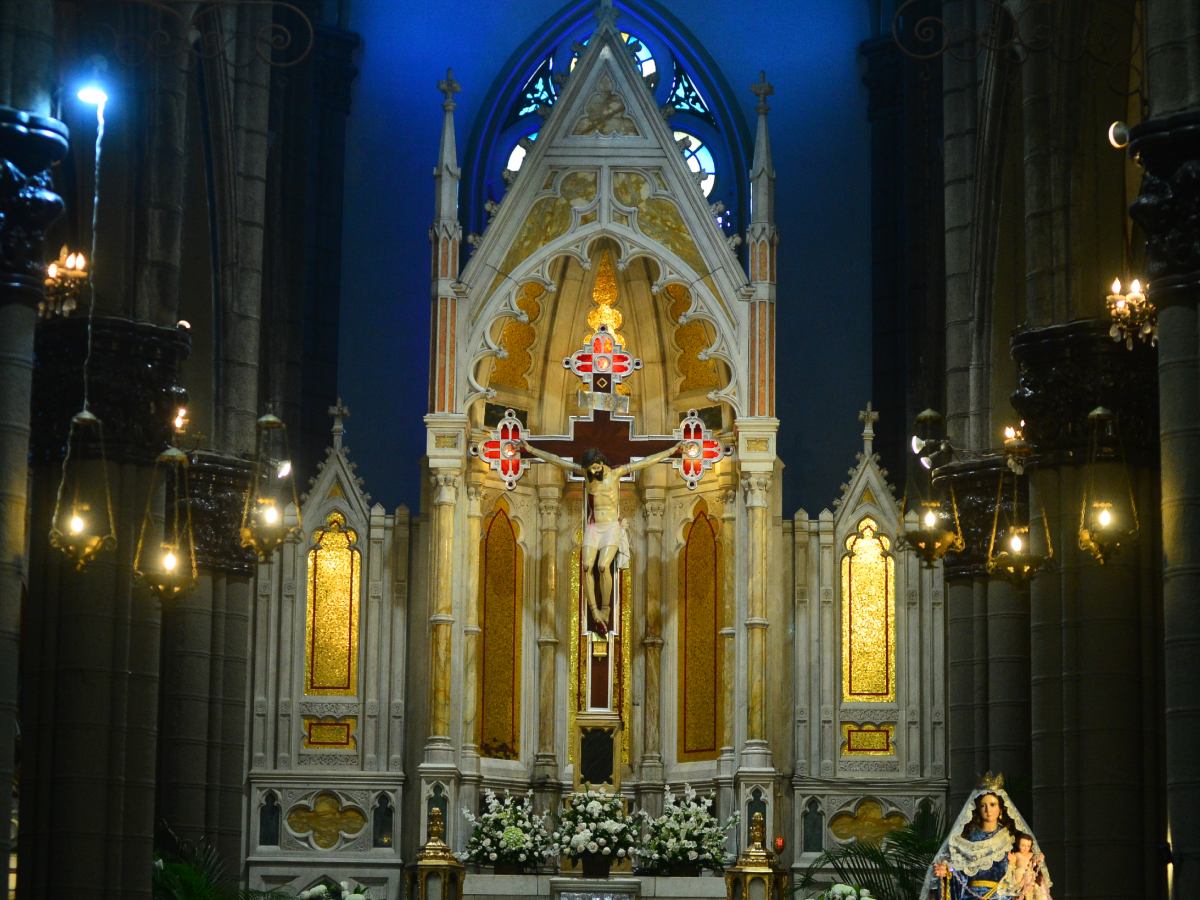 El altar mayor de mármol de Carrara, traído de Italia, refleja la devoción y la influencia europea en su diseño. Fotografía/ elsalvador.com
