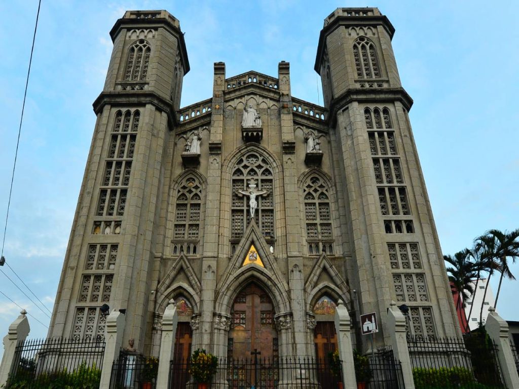 La imponente fachada neogótica de la Iglesia El Calvario domina el Centro Histórico de San Salvador desde hace casi un siglo. Fotografía/ elsalvador.com