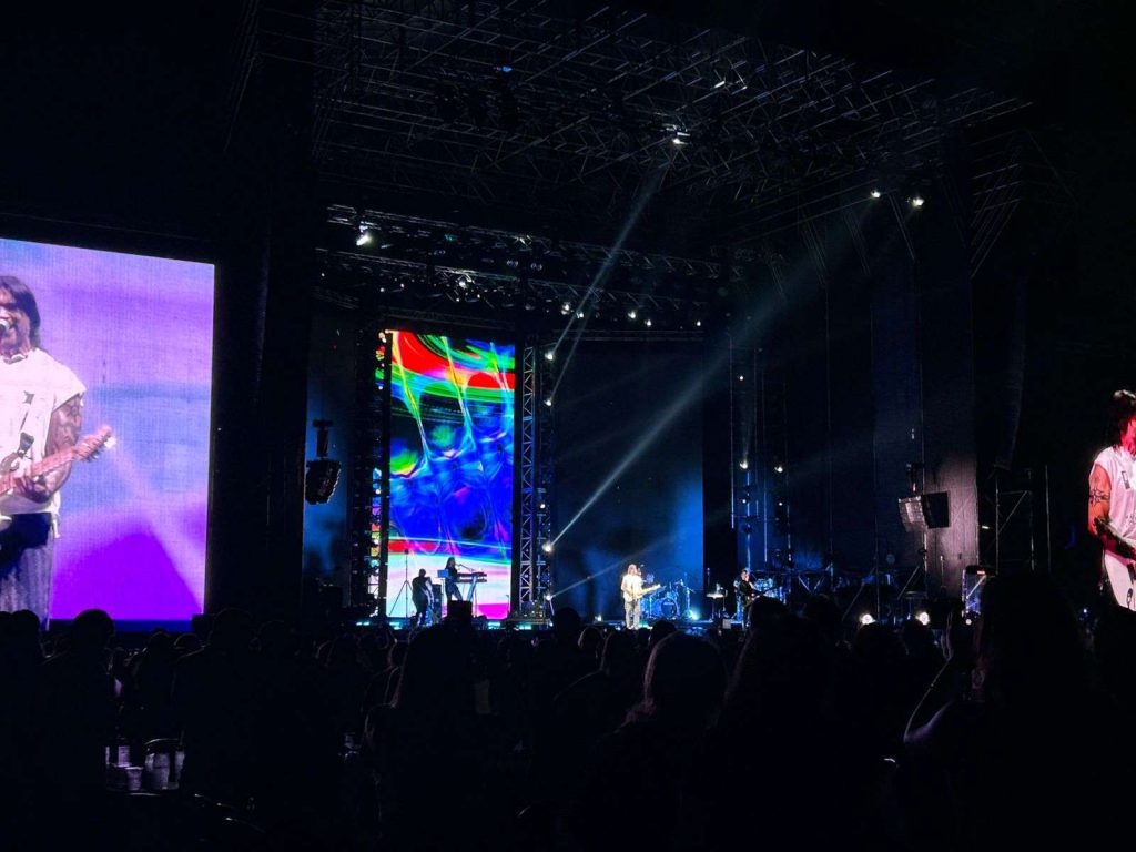 El colombiano abrió la noche con “Mala gente”, uno de sus primeros éxitos, desatando la emoción entre miles de asistentes. /Lissette Figueroa