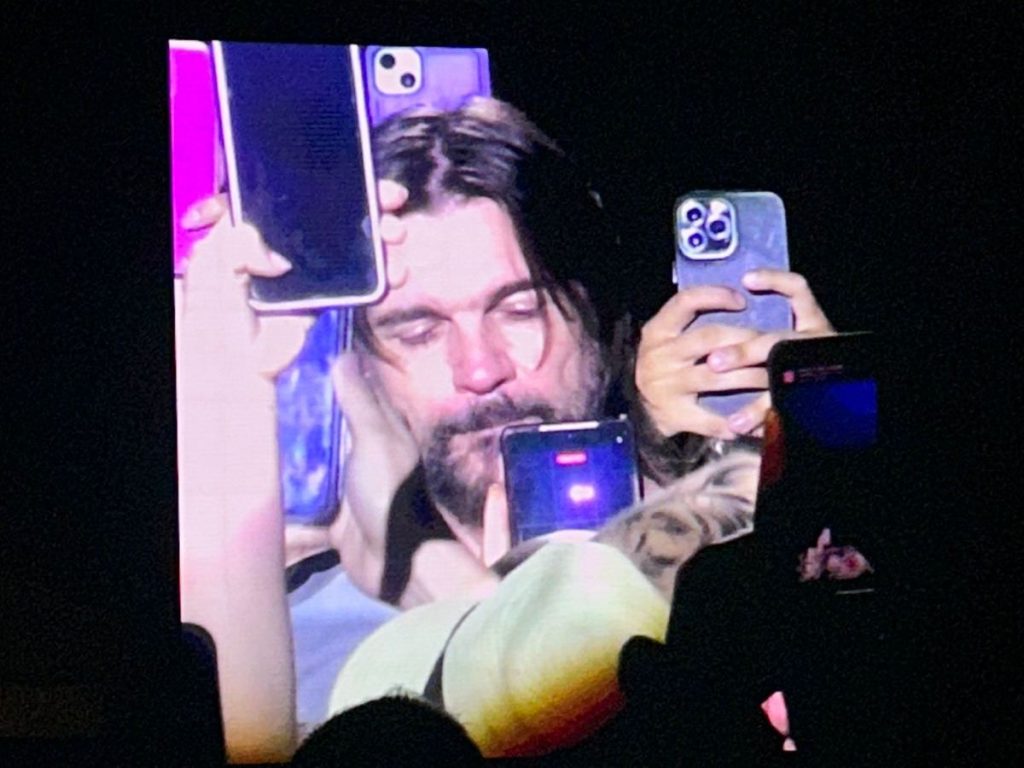 Uno de los momentos más emotivos fue cuando bajó del escenario para cantar “Para tu amor” junto al público.