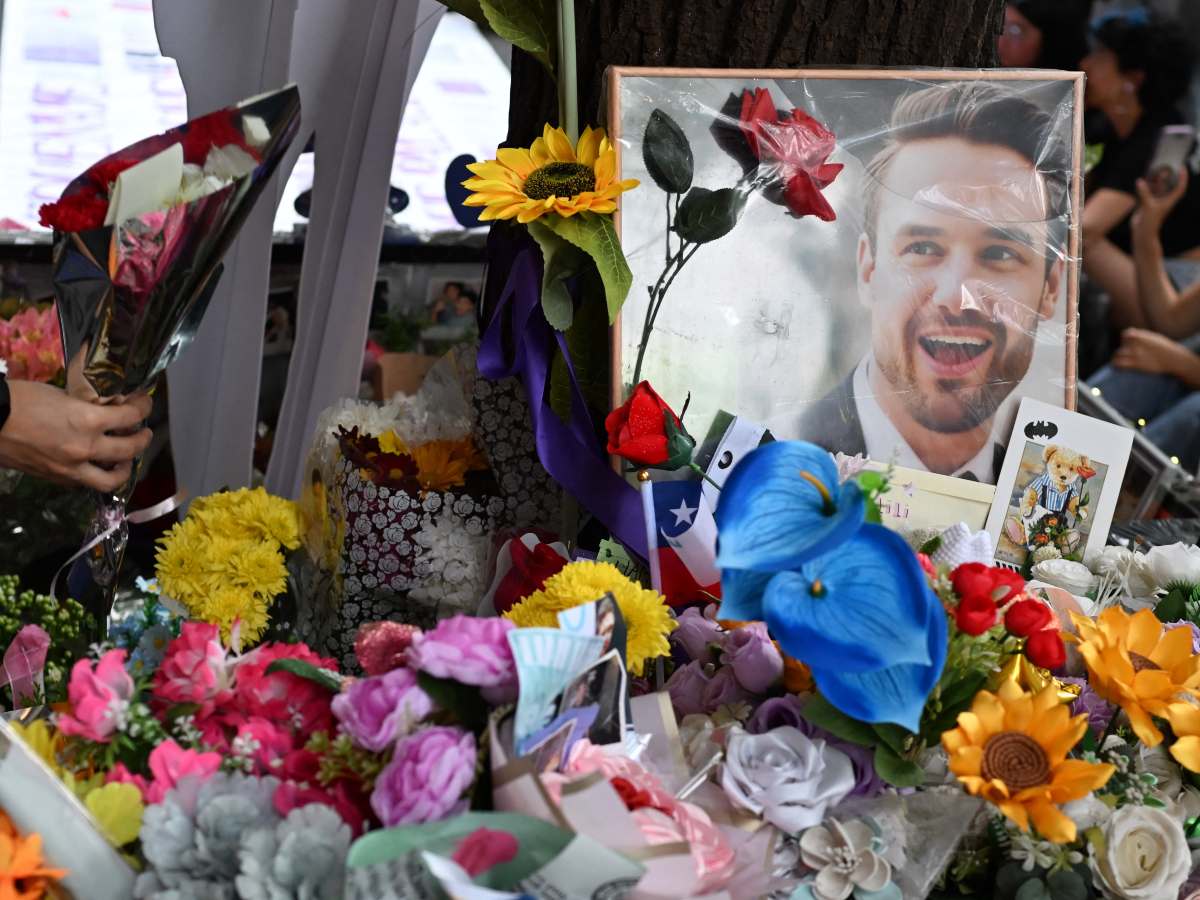 Fans de Liam Payne colocaron flores y velas frente al hotel de Buenos Aires donde el cantante de One Direction falleció hace un año.