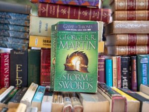 George R.R. Martin, autor de Game of Thrones, obtuvo una victoria parcial en su demanda contra OpenAI por presunto uso no autorizado de sus libros.