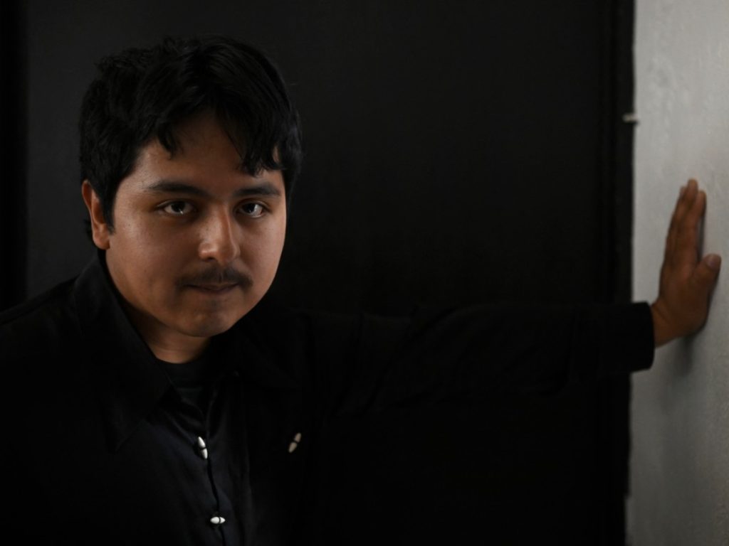 El joven mexicano que se hizo viral barriendo calles ahora está a punto de lanzar su primer disco. Fotografía / AFP