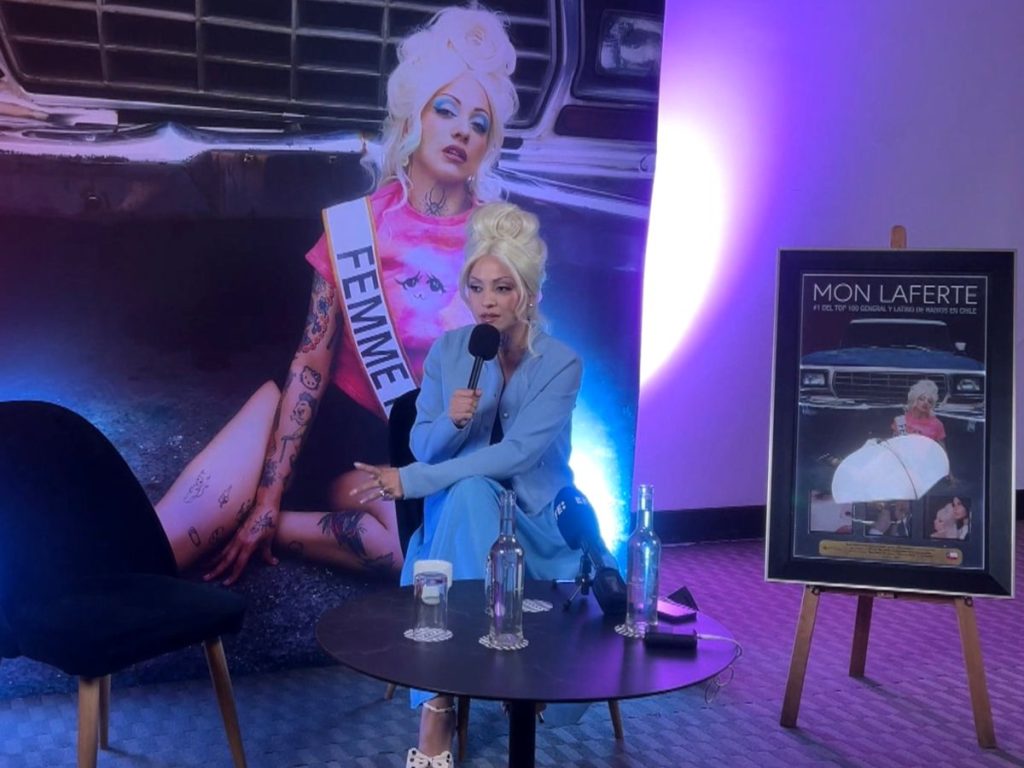 Mon Laferte presentó en Santiago su nuevo disco Femme fatale, una obra que combina jazz, soul y estética de cabaret. /Foto EFE