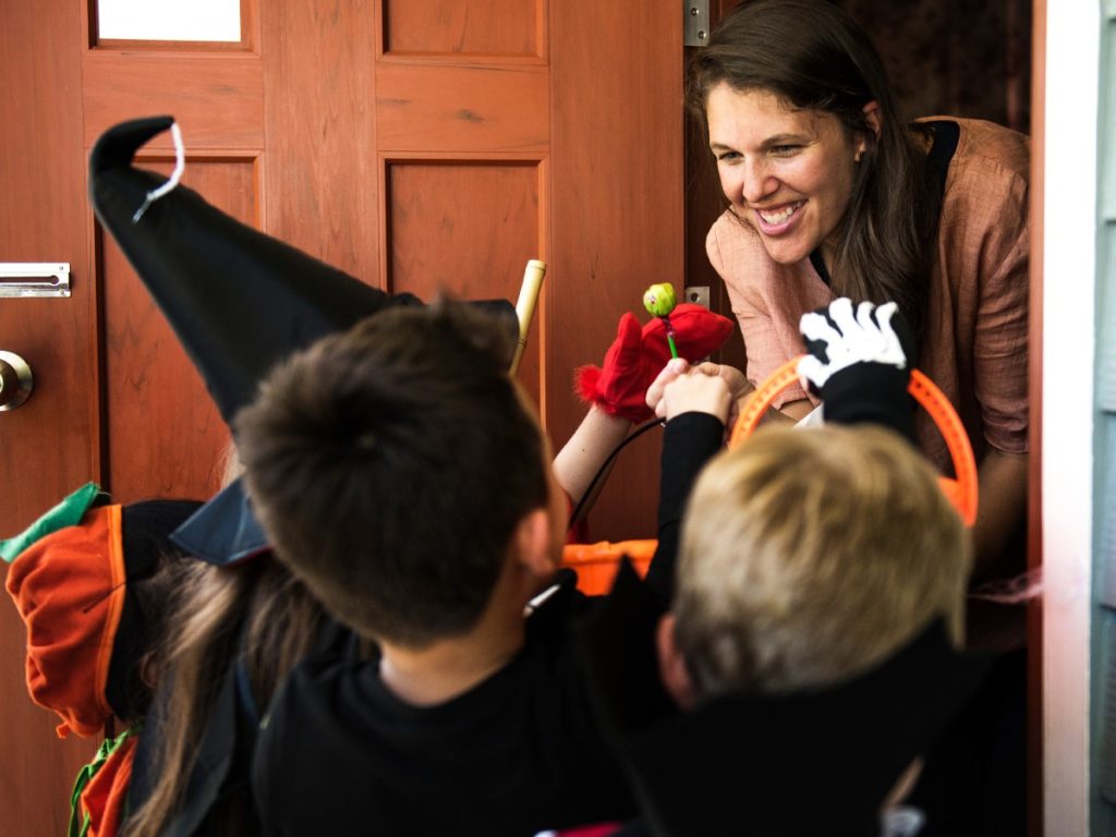 Niños disfrazados recorren las calles en busca de dulces durante la tradicional noche de Halloween, una costumbre que nació hace siglos en Europa. Fotografía/ Shutterstock