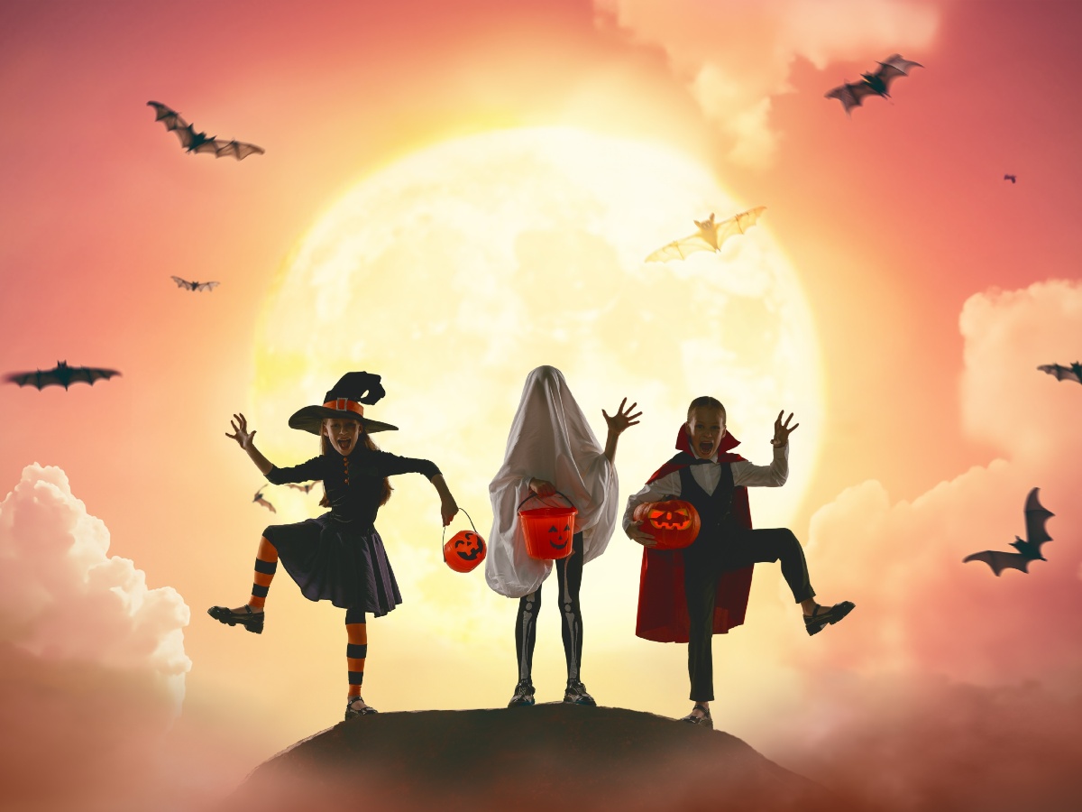 Calabazas, disfraces y bolsas llenas de caramelos mantienen viva la antigua tradición del “dulce o truco” cada 31 de octubre. Fotografía/ Shutterstock