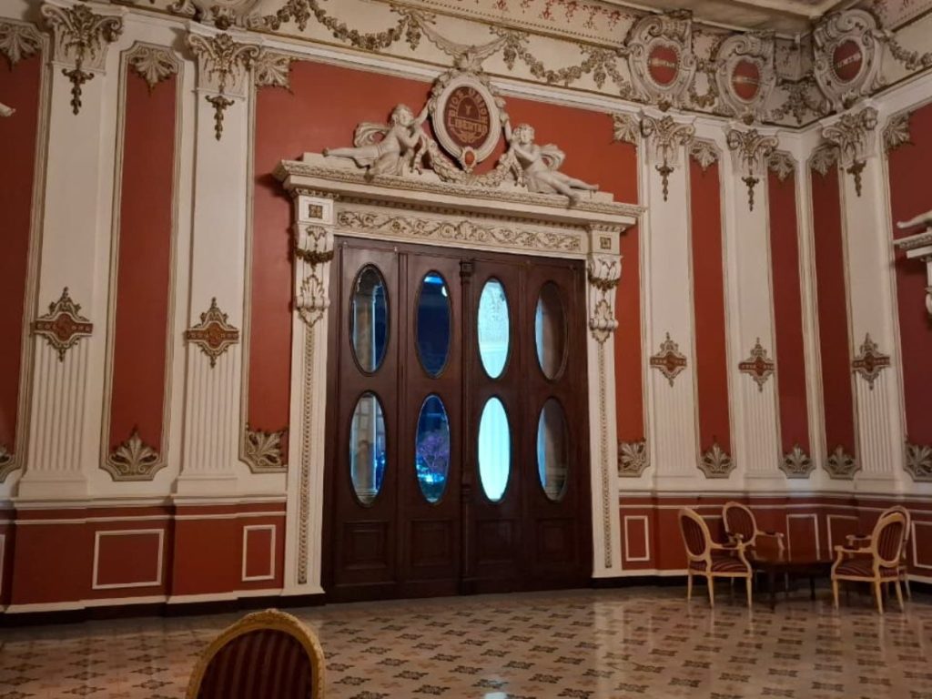 Medallones con rostros de expresidentes y próceres adornan el Salón Rojo, entre ellos Francisco Morazán y Gerardo Barrios.