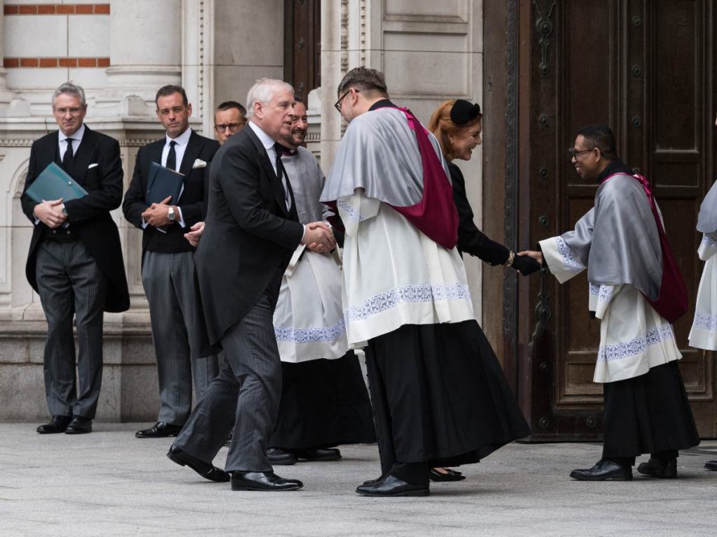 La decisión de Andrés busca evitar más daños a la imagen de la monarquía británica, según un comunicado del Palacio de Buckingham.