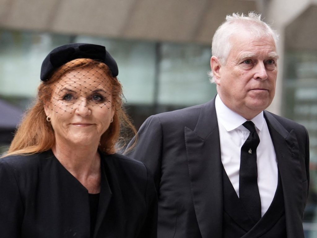 Andrés fue piloto en la guerra de las Malvinas en 1983 y más tarde representante comercial del Reino Unido. 