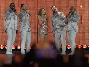 La cantante colombiana Shakira (c) se presenta junto a la orquesta de salsa Grupo Niche, como parte de su gira 'Las mujeres ya no lloran World Tour', este sábado en el estadio Pascual Guerrero de Cali