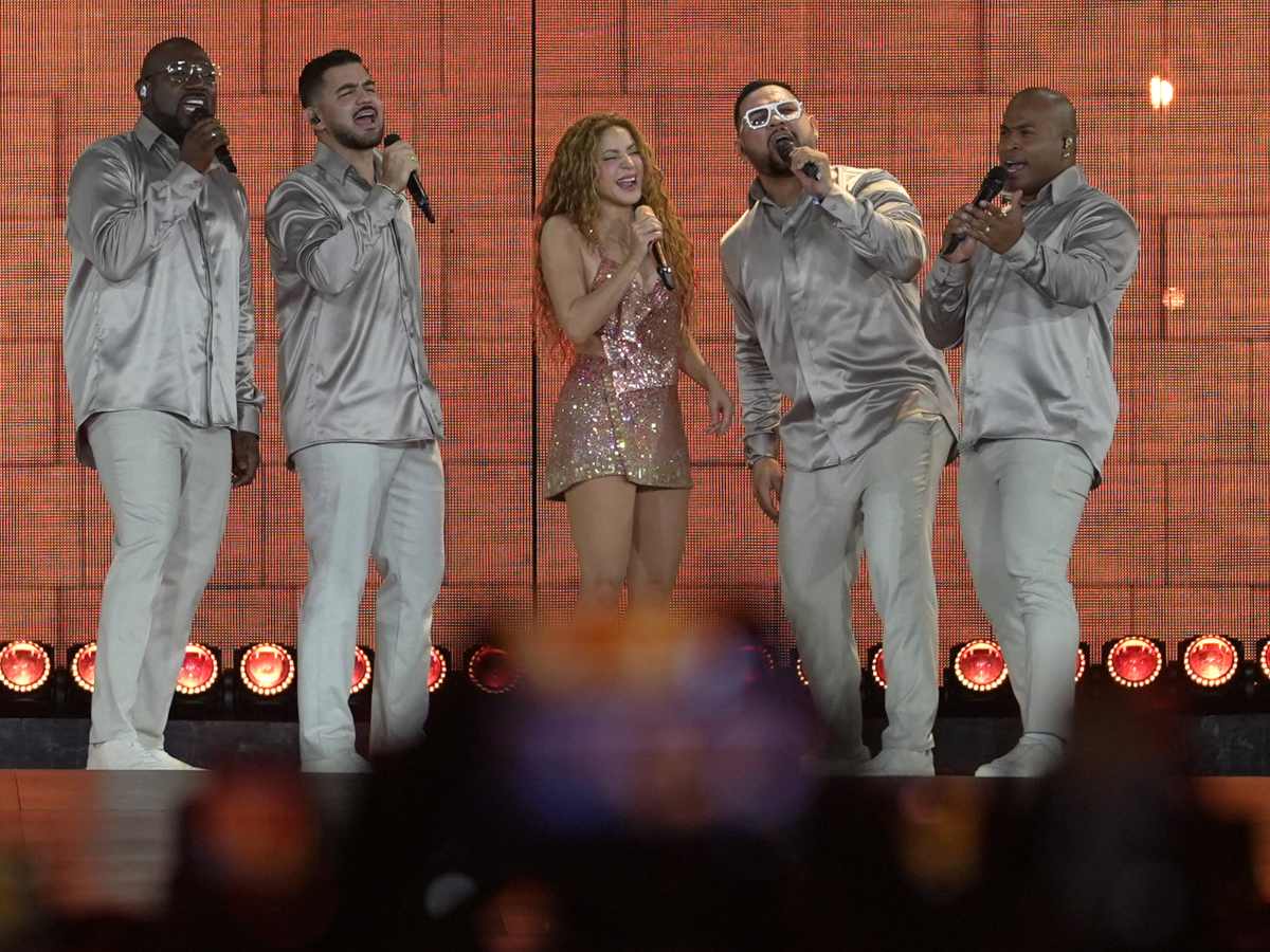 La cantante colombiana Shakira (c) se presenta junto a la orquesta de salsa Grupo Niche, como parte de su gira 'Las mujeres ya no lloran World Tour', este sábado en el estadio Pascual Guerrero de Cali