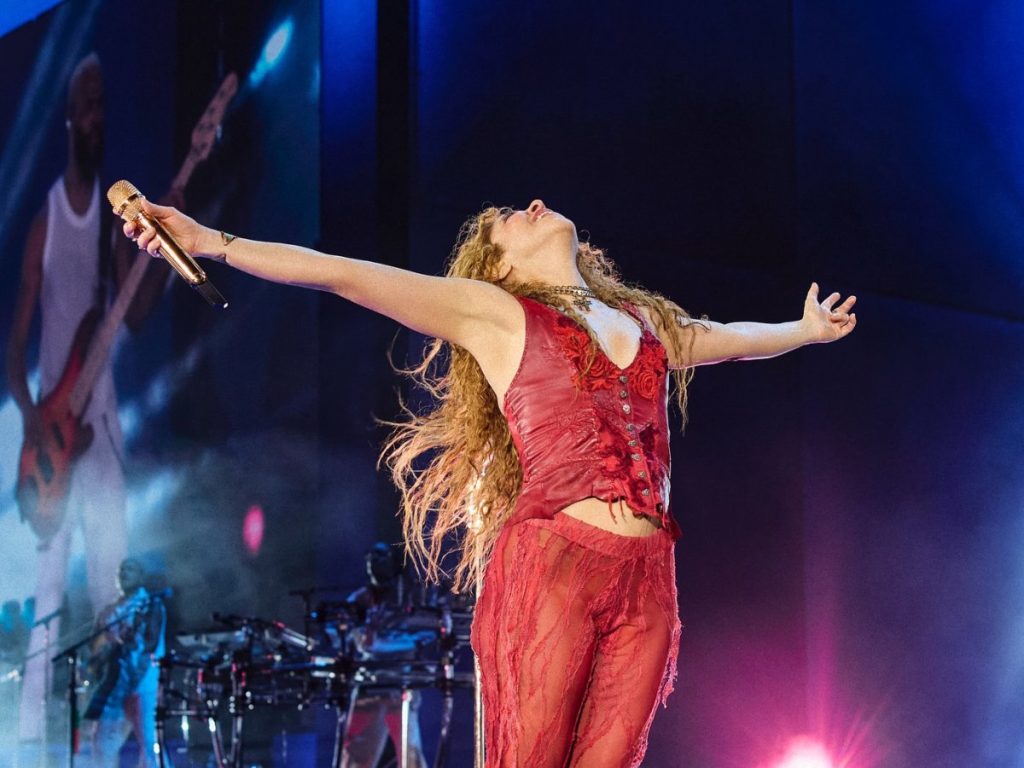 Treinta años después, Shakira sigue interpretando Antología de Pies descalzos en su gira Las mujeres ya no lloran.