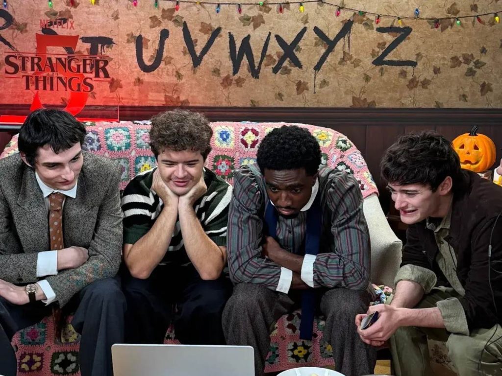 El elenco se reunió para ver juntos el tráiler final de Stranger Things. Fotografía/ Twitter Stranger Things