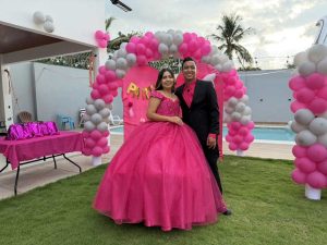 Alfredo Larín sorprende a su esposa con una fiesta de 15 años que nunca tuvo