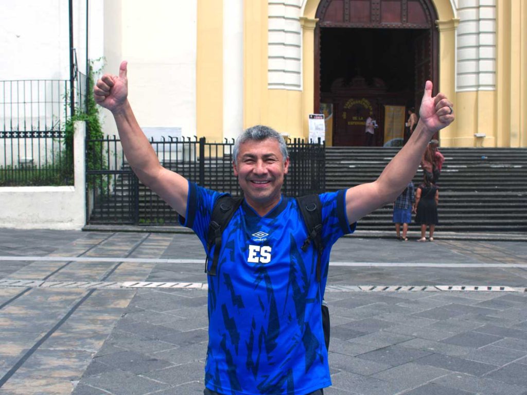 Aficionados salvadoreños con camisetas y banderas de la Selecta llenaron las calles del centro capitalino horas antes del partido. /Juan Martínez
