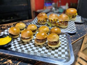 Con carne sin procesar y pan brioche artesanal, On Fire Burger mantiene su esencia: calidad, sabor y pasión hechos en casa.