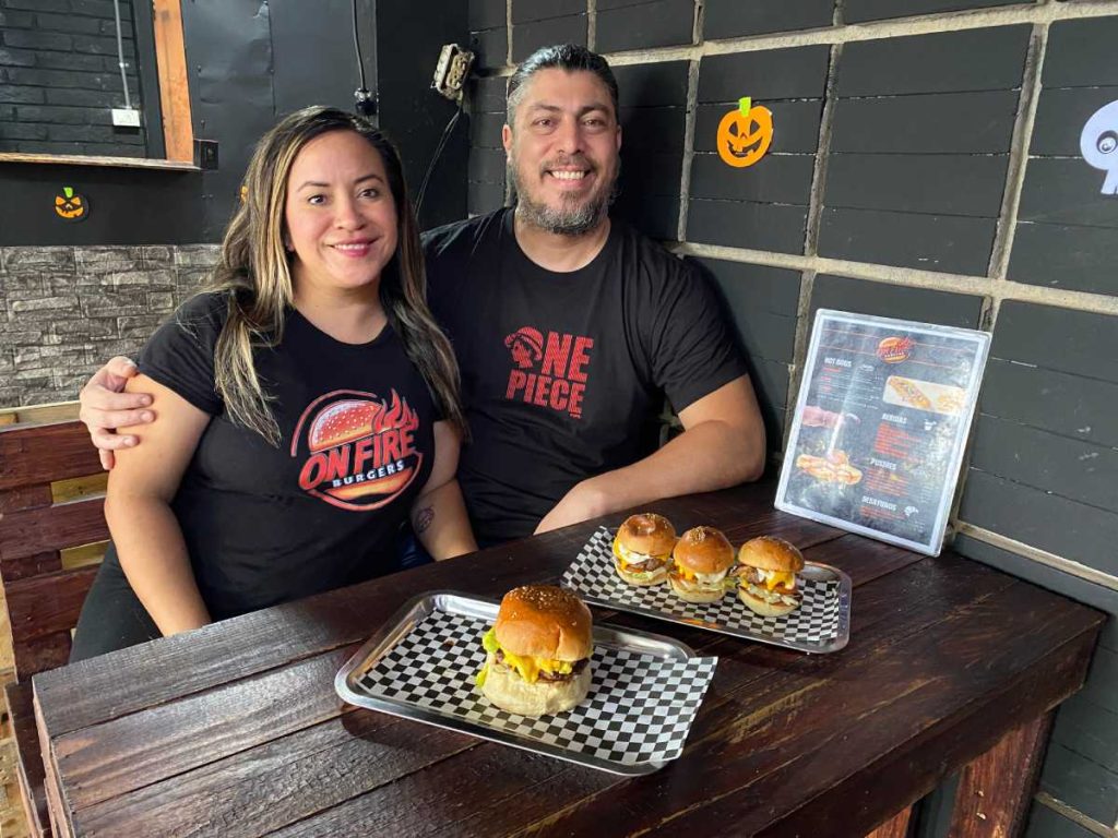 Andrea Salazar y Ricardo Gálvez, fundadores de On Fire Burger, el emprendimiento salvadoreño que conquistó el paladar del rock mundial.