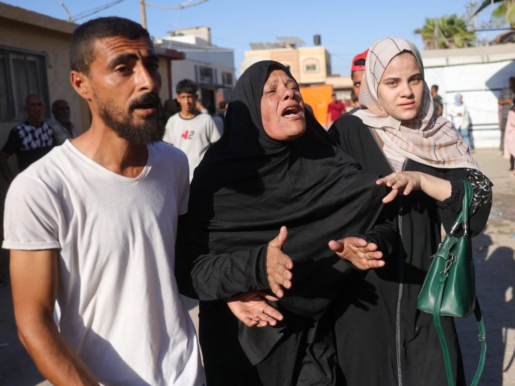 Familiares y amigos lamentan la muerte de una víctima de un ataque israelí frente al hospital Shuhada al-Aqsa, en Deir al-Balah, Gaza.