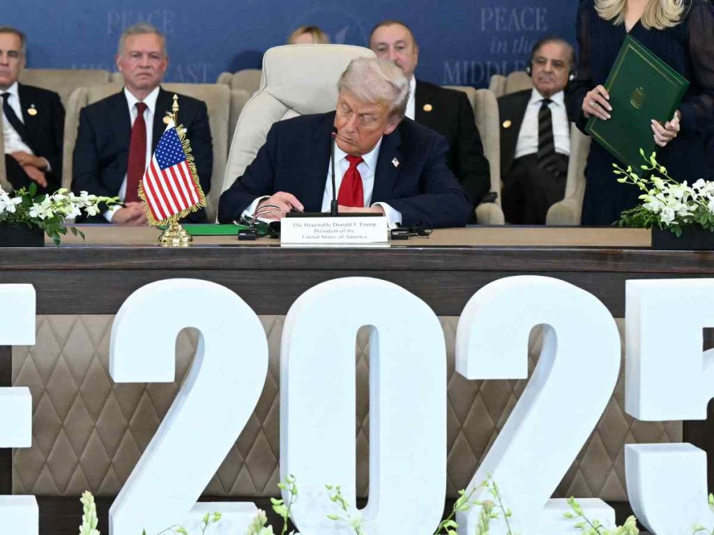El presidente de Estados Unidos, Donald Trump, firma un documento durante la cumbre sobre Gaza en Sharm el Sheij, Egipto, el 13 de octubre de 2025.