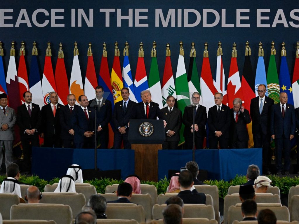 El presidente de Estados Unidos, Donald Trump, ofrece una declaración durante la cumbre sobre Gaza en Sharm el Sheij, Egipto, el 13 de octubre de 2025. 