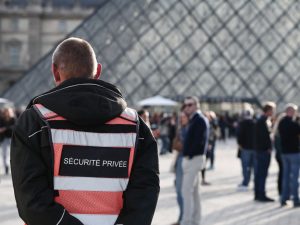 Un guardia de seguridad se encuentra frente a la Pirámide del Louvre, diseñada por el arquitecto chino-estadounidense Ieoh Ming Pei, con el Museo del Louvre al fondo, en París, el 22 de octubre de 2025. Fotografía/ AFP