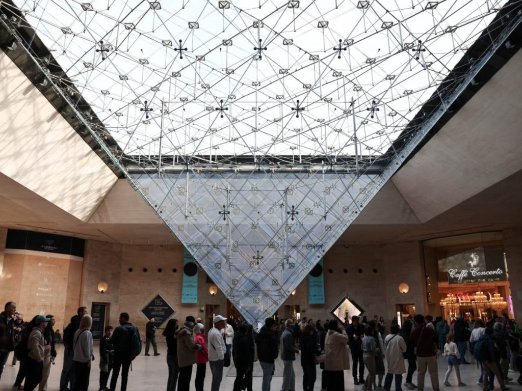 Visitantes esperan su turno para ingresar al Louvre, donde continúa la investigación por el robo de joyas imperiales ocurrido tres días antes. Fotografía/ AFP