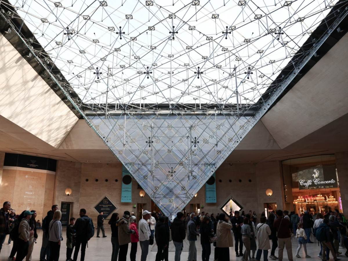 Visitantes esperan su turno para ingresar al Louvre, donde continúa la investigación por el robo de joyas imperiales ocurrido tres días antes. Fotografía/ AFP