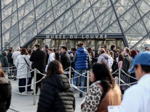 El Museo del Louvre reabrió sus puertas a los visitantes la mañana del 22 de octubre de 2025, por primera vez desde el espectacular robo del 19 de octubre de 2025, cuando cuatro delincuentes se llevaron ocho joyas valoradas en unos 88 millones de euros. Fotografía/ AFP
