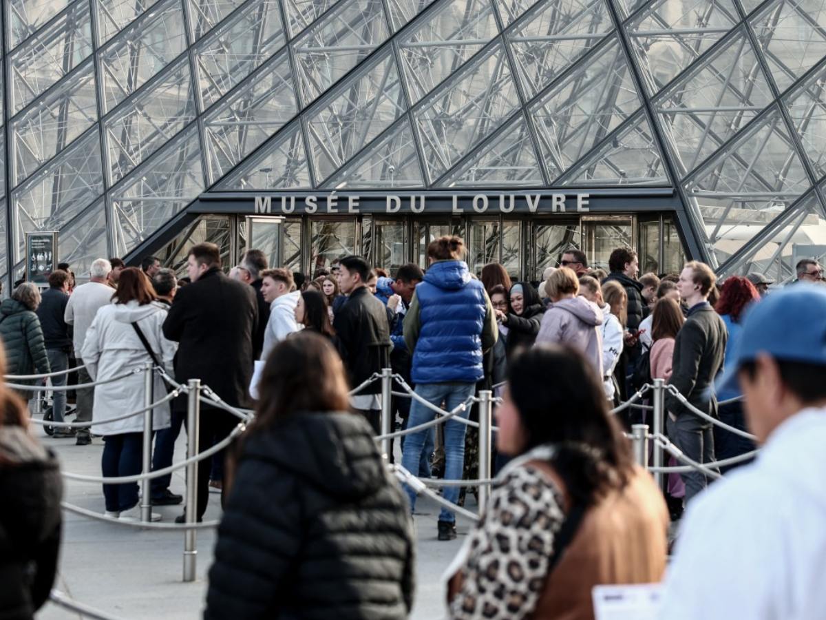 El Museo del Louvre reabrió sus puertas a los visitantes la mañana del 22 de octubre de 2025, por primera vez desde el espectacular robo del 19 de octubre de 2025, cuando cuatro delincuentes se llevaron ocho joyas valoradas en unos 88 millones de euros. Fotografía/ AFP