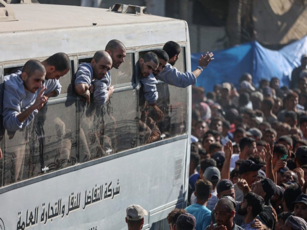 Familiares y simpatizantes celebran la liberación de presos palestinos en Ramala, Cisjordania, tras el acuerdo de tregua entre Israel y Hamás. Foto/ AFP