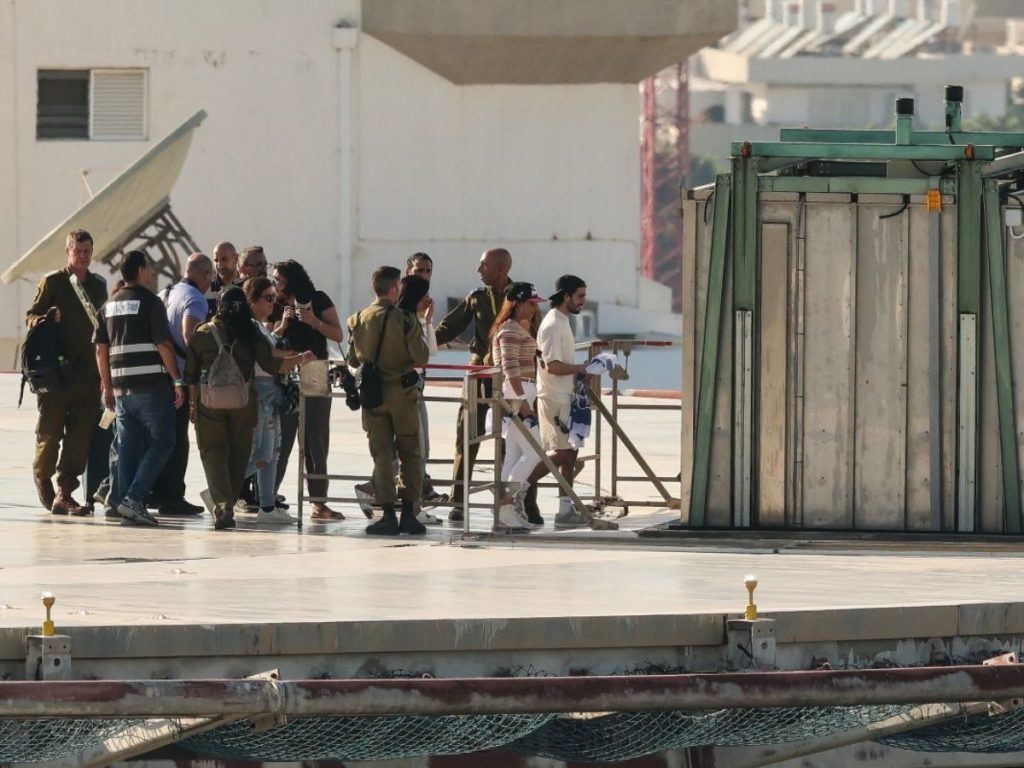 Veinte rehenes israelíes con vida fueron liberados el 13 de octubre, tras más de dos años de cautiverio en Gaza, como parte de un acuerdo de alto al fuego con Hamás. Foto/ AFP