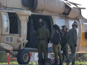 Elkana Bohbot, uno de los rehenes israelíes liberados que había estado cautivo en Gaza desde los ataques del 7 de octubre de 2023 perpetrados por militantes palestinos, es recibido a su llegada al Centro Médico Sheba Tel-HaShomer, en Ramat Gan, el 13 de octubre de 2025. Foto/ AFP