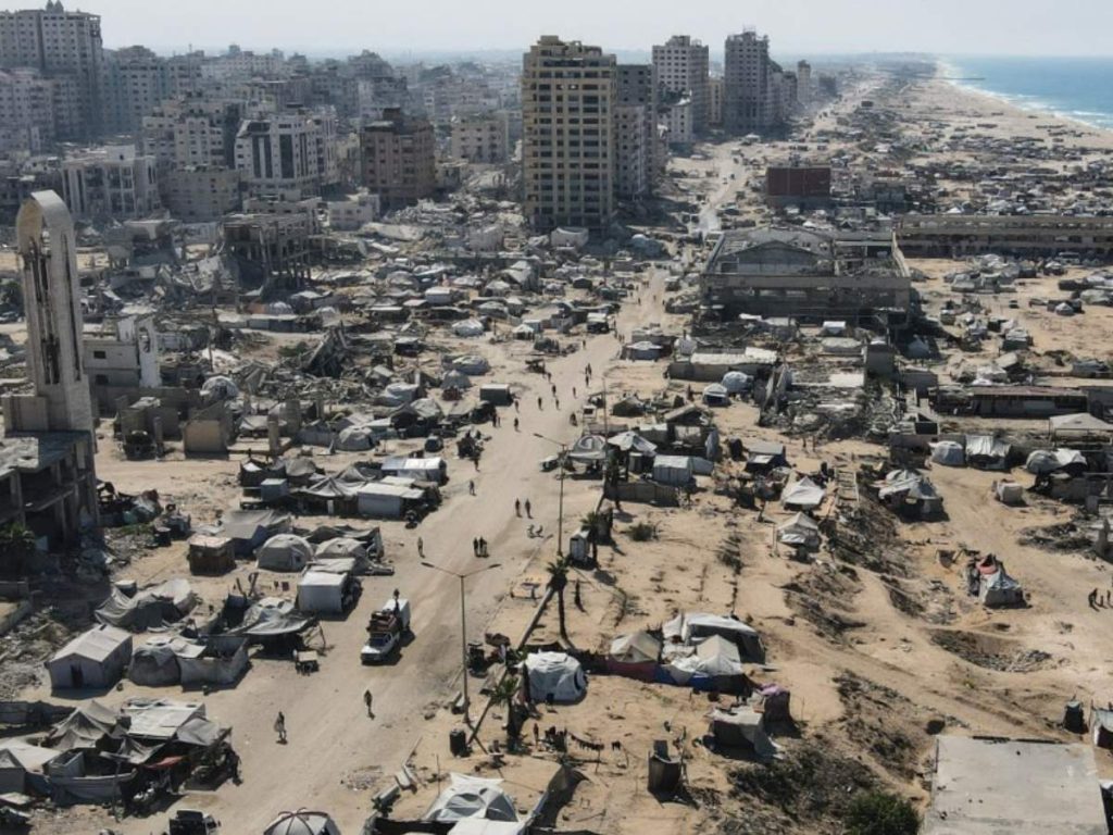 Una vista aérea muestra tiendas de campaña que albergan a palestinos desplazados en la zona devastada por la guerra alrededor del puerto de la ciudad de Gaza, el 20 de octubre de 2025, durante un alto el fuego mediado por Estados Unidos entre Israel y las facciones palestinas. Foto/ AFP