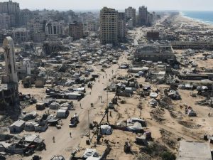 Una vista aérea muestra tiendas de campaña que albergan a palestinos desplazados en la zona devastada por la guerra alrededor del puerto de la ciudad de Gaza, el 20 de octubre de 2025, durante un alto el fuego mediado por Estados Unidos entre Israel y las facciones palestinas. Foto/ AFP