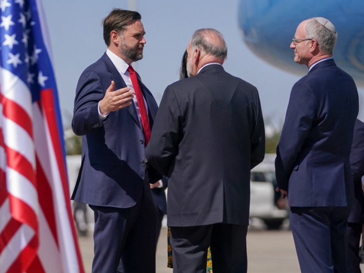 El vicepresidente de EE. UU., JD Vance, conversa con el embajador estadounidense en Israel, Mike Huckabee; el embajador de Israel en Washington, Yechiel Leiter; y el ministro de Justicia israelí, Yariv Levin, a su llegada al aeropuerto Ben Gurion de Tel Aviv, el 21 de octubre de 2025. Foto/ AFP