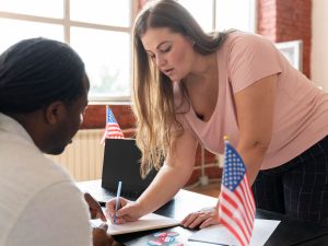 La comunidad salvadoreña en EE.UU. se prepara ante los cambios en el proceso de naturalización anunciados por USCIS.
