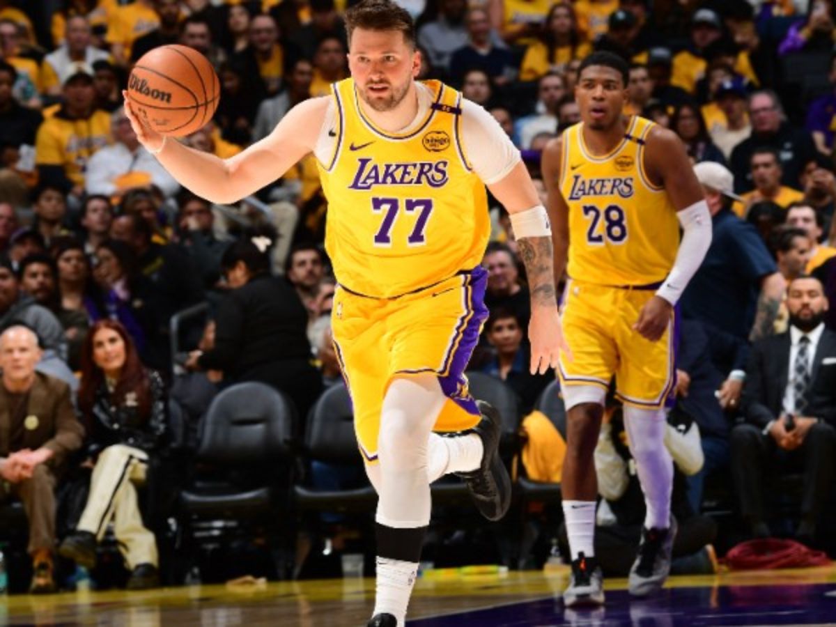 Luka Doncic conduce el balón en el partido que los Lakers vencieron a los Jazz de Utah. Foto EDH/AFP.